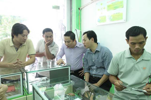 Dân công sở rủ nhau mua smartphone vỏ thép.