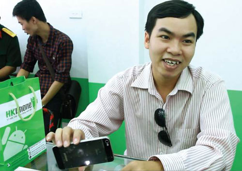 Dân công sở rủ nhau mua smartphone vỏ thép.