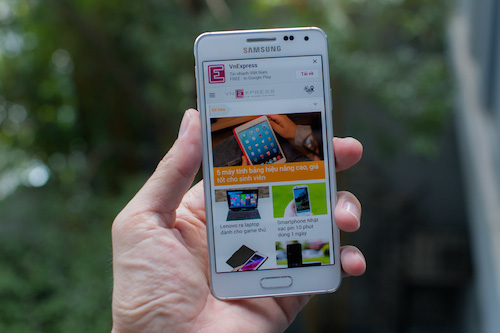 Galaxy Grand Prime là smartphone chuyên chụp hình selfie tầm trung đầu tiên của Samsung giá 4,99 triệu đồng. Máy sử dụng màn hình cảm ứng kích thước 5 inch với độ phân giải qHD. Galaxy Grand Prime sử dụng cấu trúc vỏ rời với viên pin 2.600 mAh bên trong nắp lưng, nằm gần với khe cắm thẻ nhớ và 2 khe cắm SIM. Model 5 inch tầm trung của Samsung còn được trang bị vi xử lý 4 nhân tốc độ 1,2 GHz, RAM 1 GB hoạt động trên nền tảng Android 4.4 KitKat. Máy có 2 camera trong đó camera trước độ phân giải 5 megapixel với chế độ Beatyface hỗ trợ chụp hình tự sướng còn camera sau độ phân giải 8 megapixel.