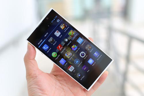 Người dùng choáng với chiêu phá giá thị trường smartphone.