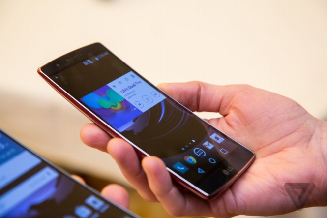 CES 2015: LG chính thức trình làng smartphone màn hình cong G Flex 2
