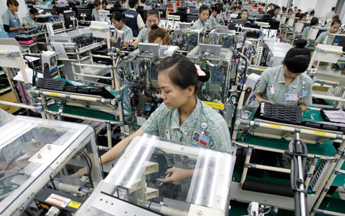 'Người khổng lồ' chân đất sét - Kỳ 3: Công nghiệp điện tử vay mượn