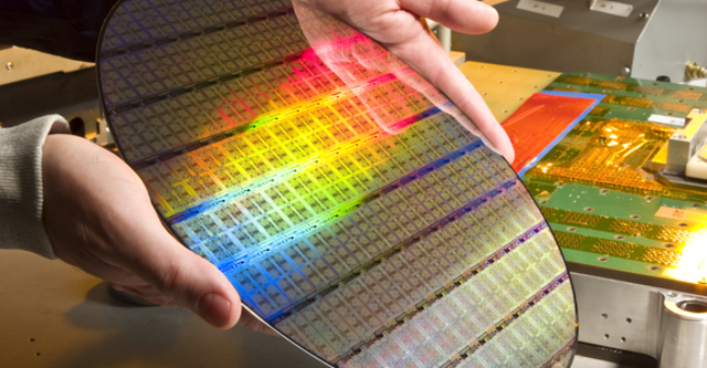 Rời bỏ sản xuất chip khiến thiết kế phần cứng tương lai IBM sẽ có tầm cao mới