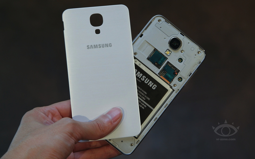 Samsung Galaxy J: 5 Super AMOLED Full-HD, Snapdragon 800, RAM 3GB