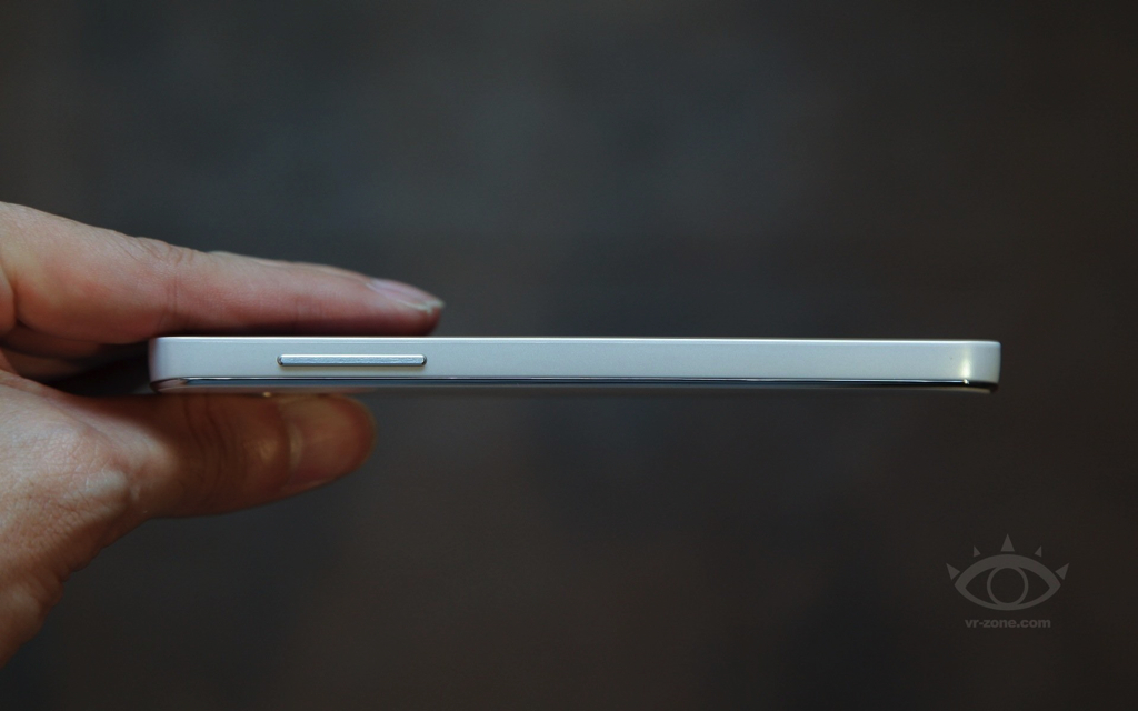 Samsung Galaxy J: 5 Super AMOLED Full-HD, Snapdragon 800, RAM 3GB