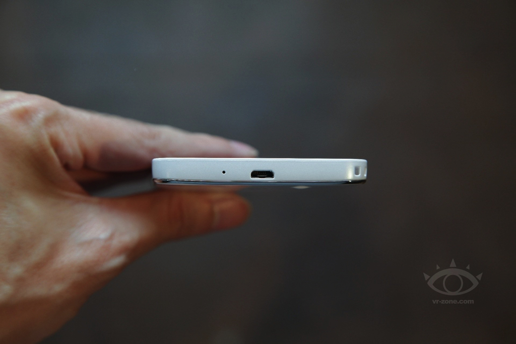 Samsung Galaxy J: 5 Super AMOLED Full-HD, Snapdragon 800, RAM 3GB